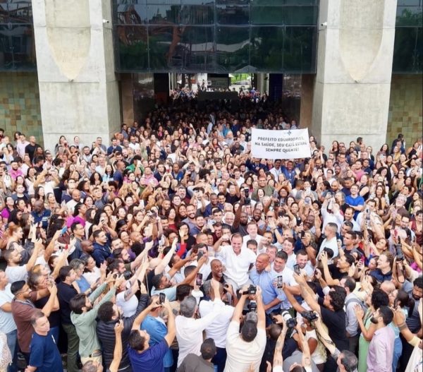 ‘Respeite Eduardo Paes governador’: a pedido do PL, TRE barra trecho de vídeo que Dudu Nobre canta em cerimônia da prefeitura