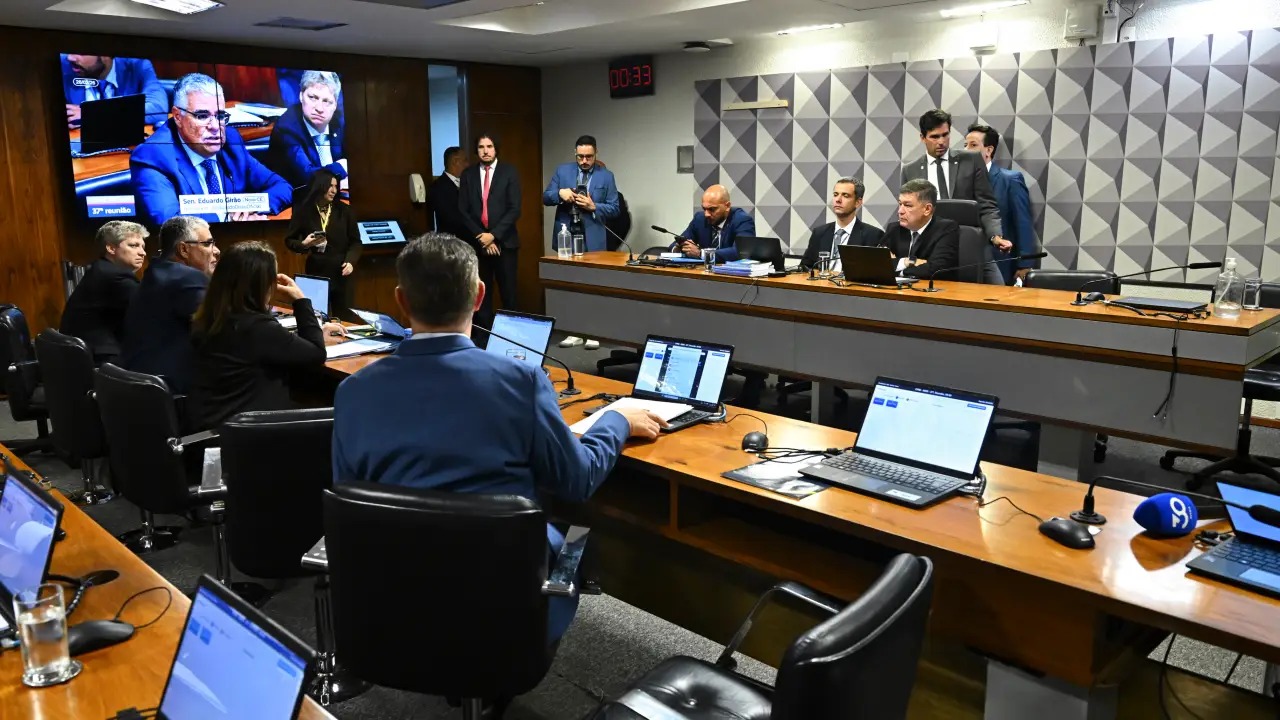 CPMI do INSS termina em impasse e rejeita relatório que pedia indiciamento de “Lulinha” e ex-ministros