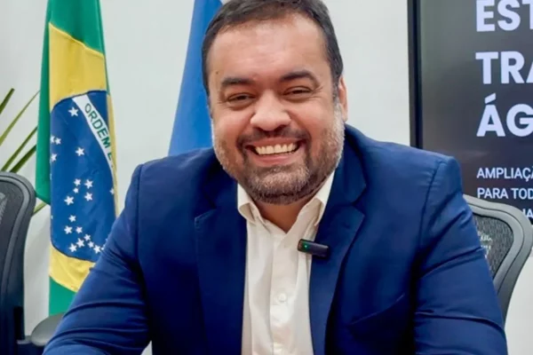 Cláudio Castro pode estar fora da cadeira de governador, mas segue em modo campanha — até no próprio aniversário