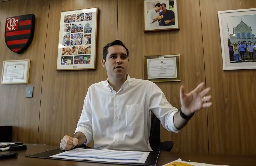 Prefeito exonera 13 secretários para eleições no Rio