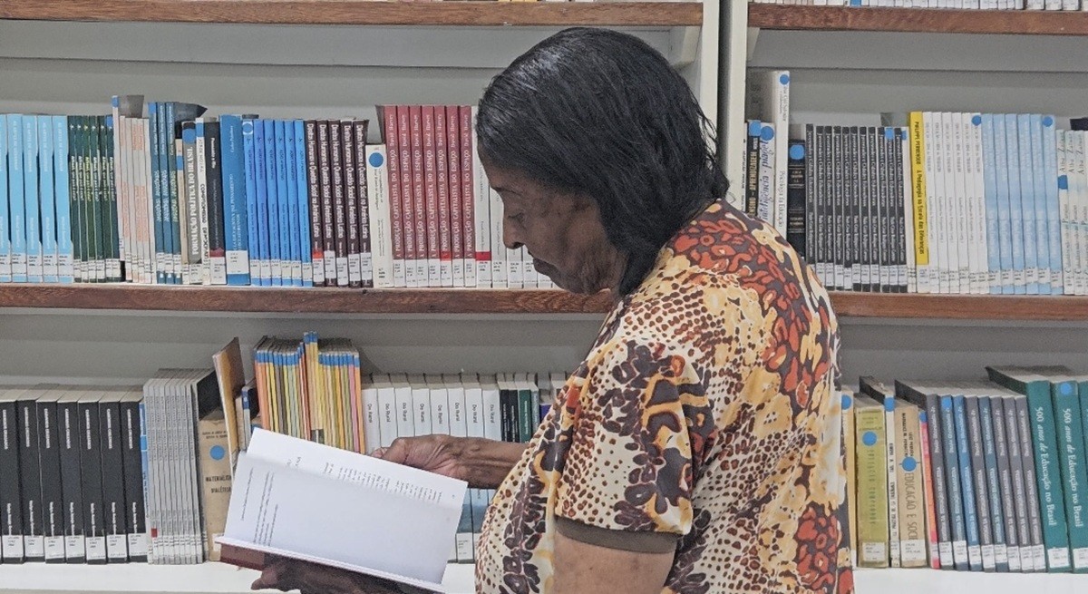 Aos 81 anos, idosa vira a aluna mais velha em universidade pública do RJ: 'Para uma pessoa da minha cor, era muita dificuldade'