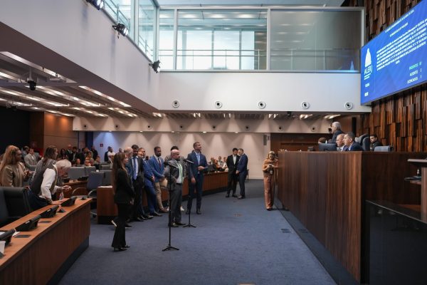 É guerra: líder do PL na Alerj pede verificação de quórum e deputados rejeitam projeto da oposição sobre ‘racismo ambiental’