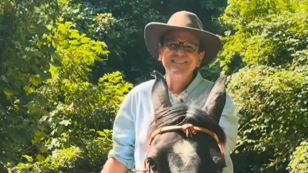 Paes inicia pré-campanha pelo interior do Rio com direito a cavalgada e chapéu de vaqueiro