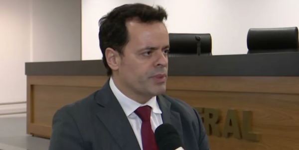 Diretor da PF retira credenciais de servidor dos EUA em resposta à expulsão de delegado no caso Ramagem