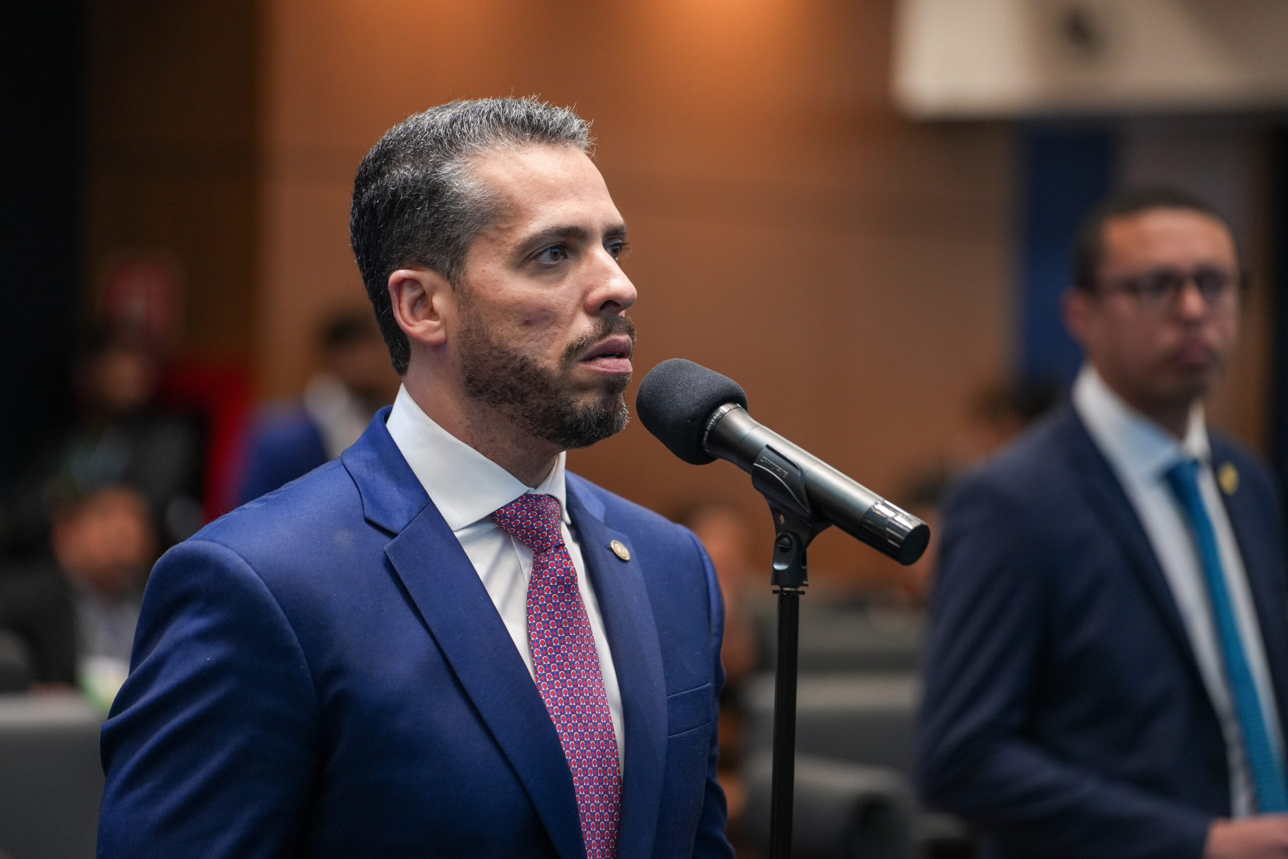 Treta da masculinidade chega à Alerj: deputado propõe honraria a Juliano Cazarré e repúdio a Fabio Porchat