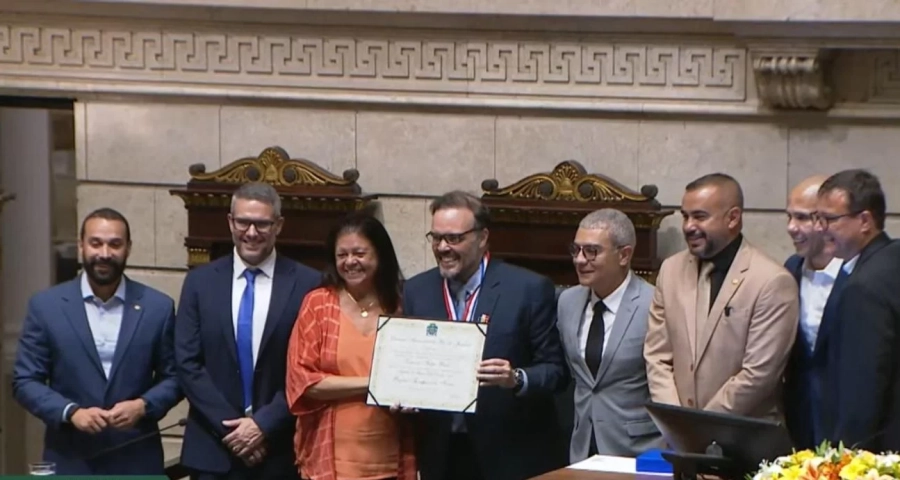 Rafael Thompson recebe Medalha Pedro Ernesto em solenidade com ampla presença política no Rio