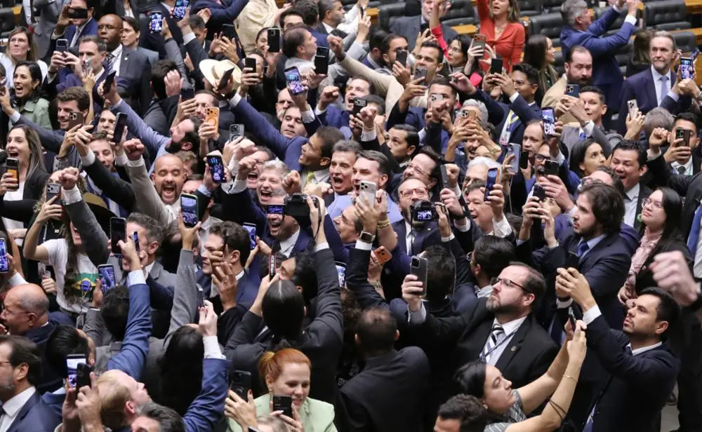 Congresso derruba veto de Lula ao PL da Dosimetria com apoio fechado de partidos da oposição