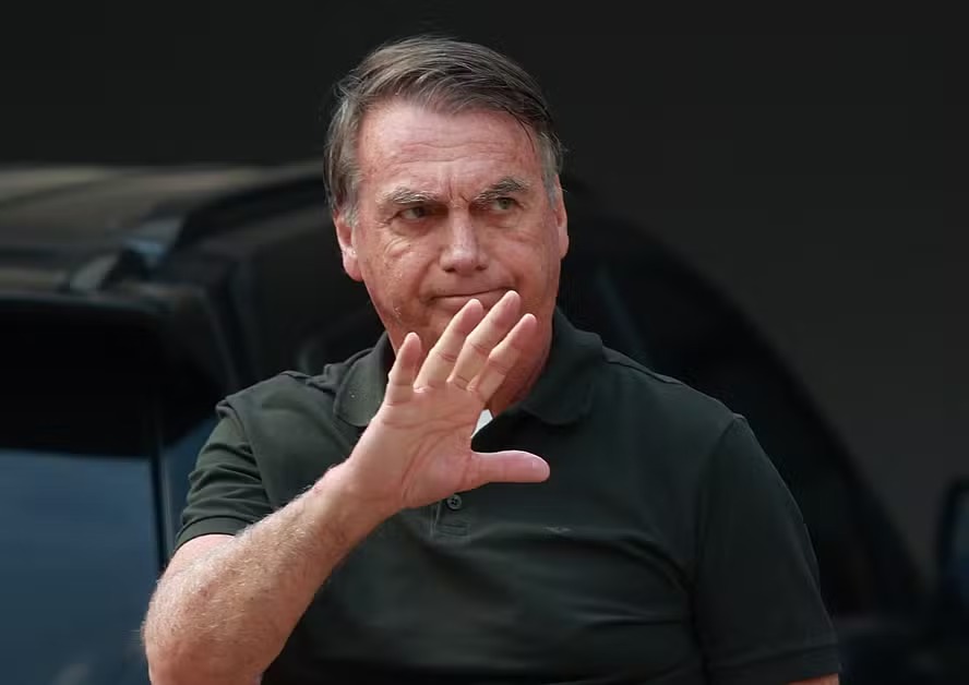 Bolsonaro recebe alta e volta à prisão domiciliar