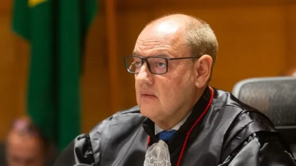 A caneta de Couto: governador em exercício mantém o ritmo na reforma administrativa, com trocas no segundo escalão das secretarias