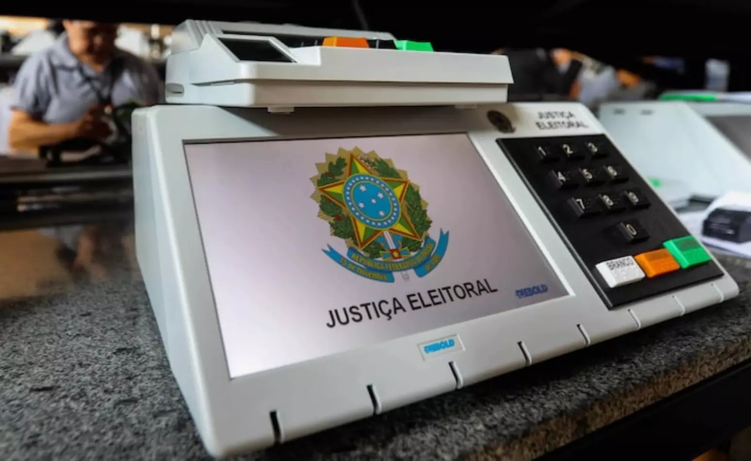 TSE libera votação em hotéis, escolas e universidades no exterior nas eleições de 2026