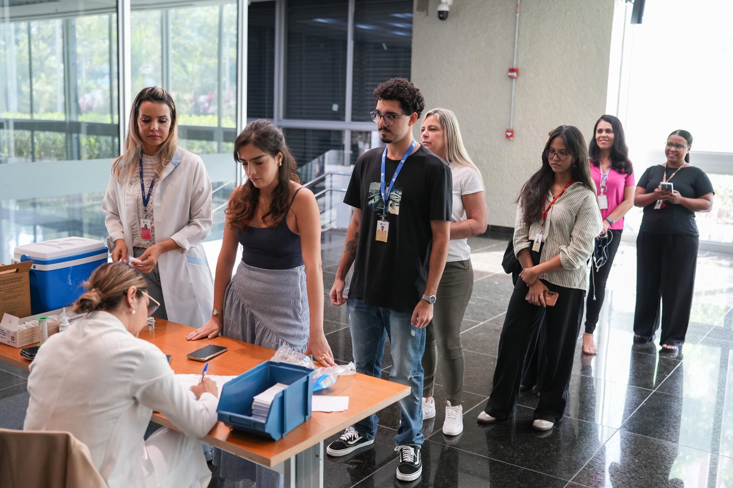 Alerj vacina cerca de 250 pessoas durante campanha contra a gripe