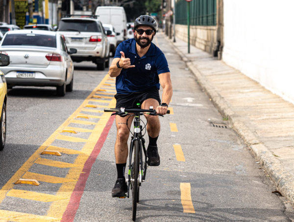 Secretário de Conservação, Didi Vaz, troca carro oficial por bicicleta para testar ciclovias da Zona Sul