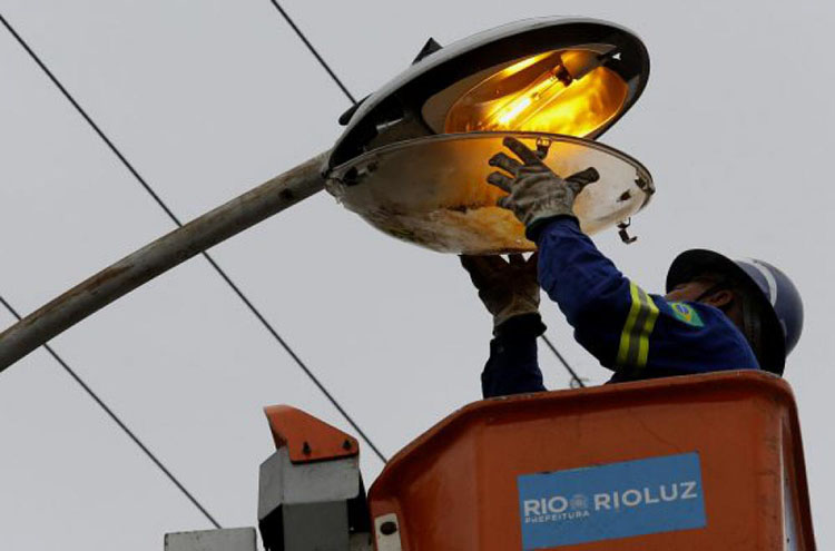 Arrecadação da taxa de iluminação pública no Rio dispara 30% e atinge R$ 230 milhões em quatro meses