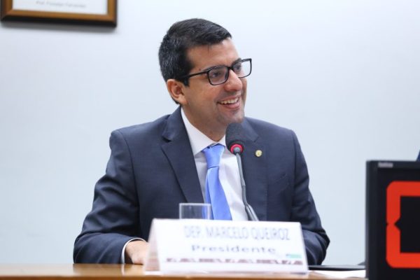 PF apreende celular do deputado Marcelo Queiroz em operação contra fraude nos contratos de castração animal no estado do Rio