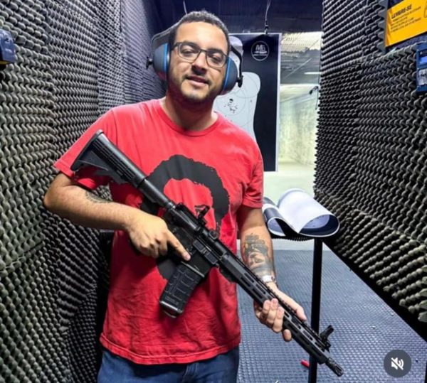 Presidente estadual do PT, Diego Quaquá posa com armas, anuncia que está fazendo aula de tiro e deixa grupos de petistas em polvorosa