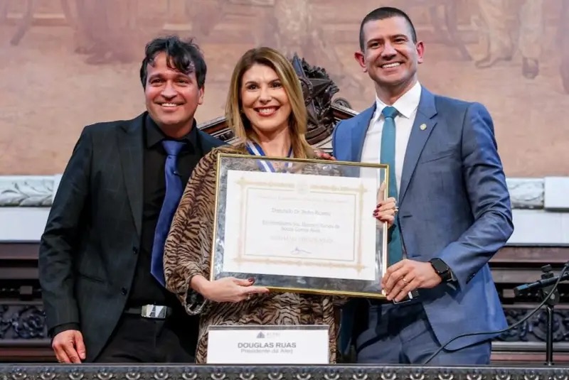 Manoela Peres, ex-prefeita de Saquarema , recebe Medalha Tiradentes na Alerj por gestão de referência