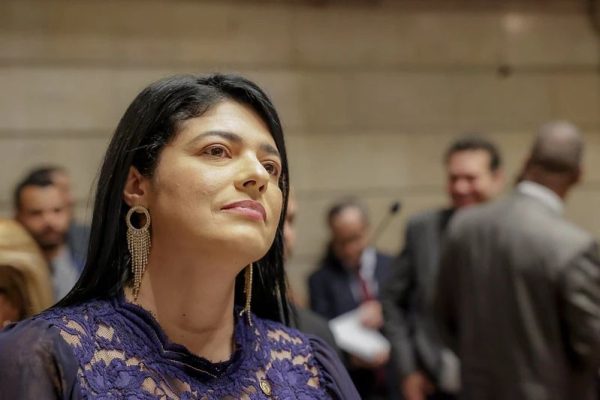 Vereadora Alana Passos entra com representação no MP pelo cancelamento de medida que proibiu pagamento em dinheiro nos ônibus do Rio