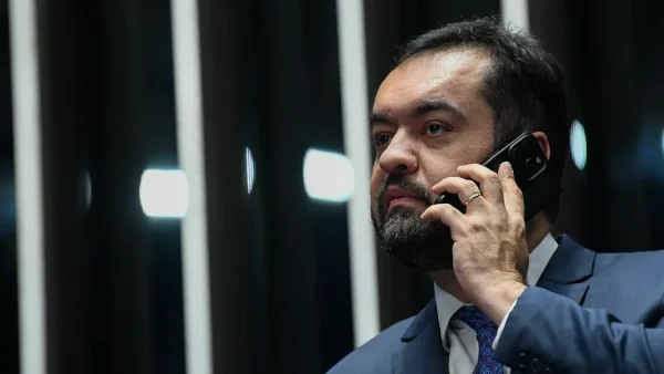 PF apreende celular e tablet de Cláudio Castro em operação contra fraudes na Refit