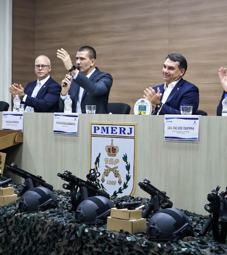 Aniversário da PMERJ: Douglas Ruas participa da entrega de mais de 900 fuzis e novos equipamentos para a corporação