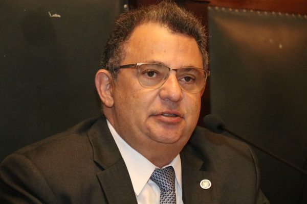 Exonerado por Couto e afastado da função por decisão do STF, ex-procurador geral do estado atuou em defesa da reabertura da Refit no ano passado