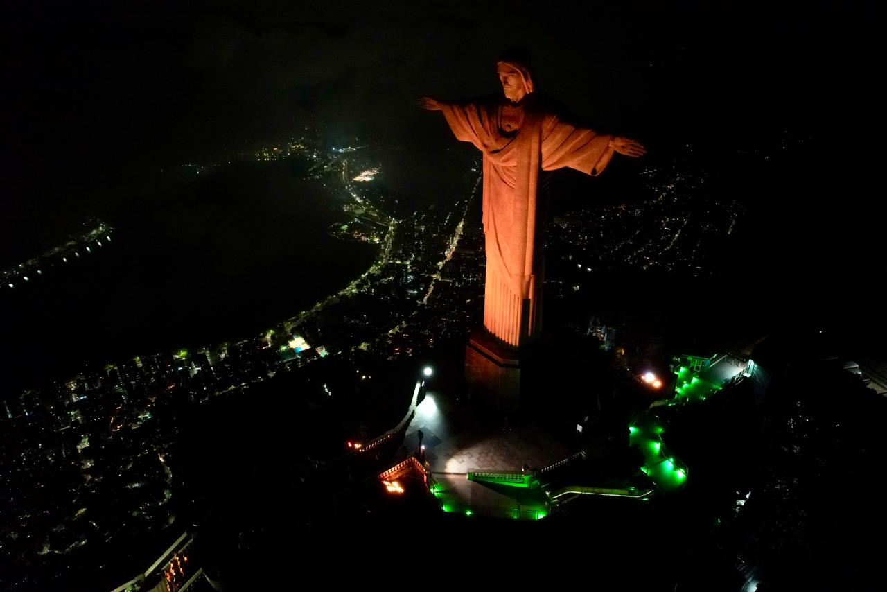 Cristo Redentor é iluminado de laranja em homenagem ao Dia do Gari no Rio