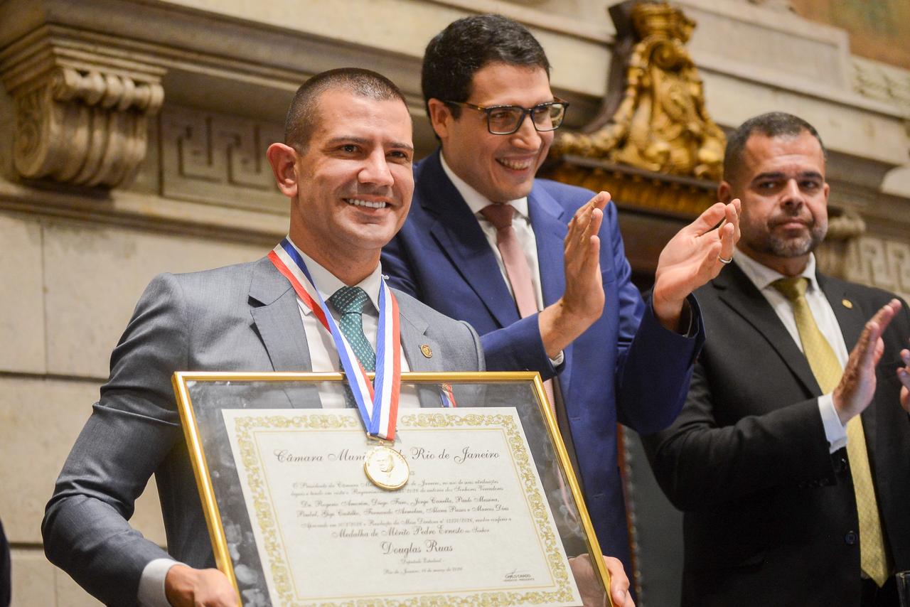 Presidente da Alerj recebe Conjunto de Medalhas Pedro Ernesto na Câmara do Rio