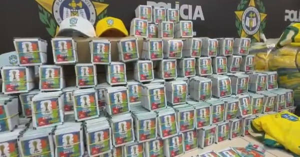 Polícia apreende figurinhas falsificadas da Copa e camisas piratas em Nova Iguaçu