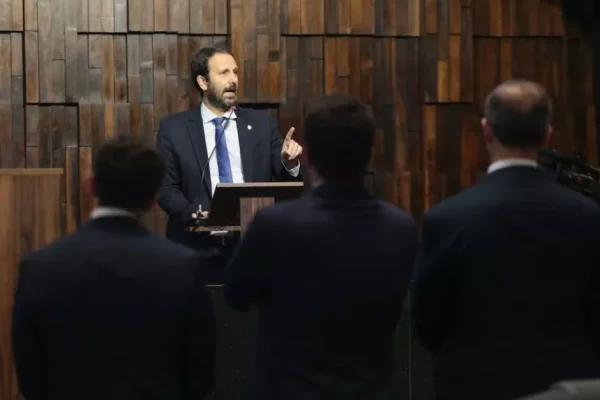 Flavio Serafini (PSOL) aciona Justiça para obrigar Alerj a instalar CPI do Banco Master