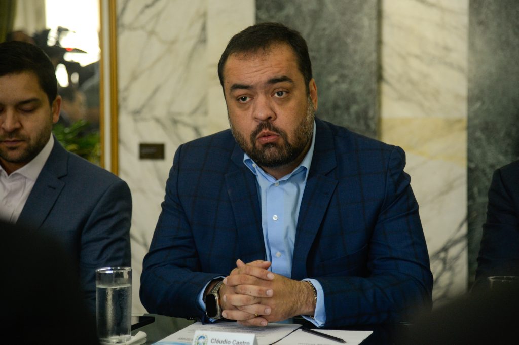 Com futuro político indefinido, Cláudio Castro fecha salário de R$ 38 mil com o PL