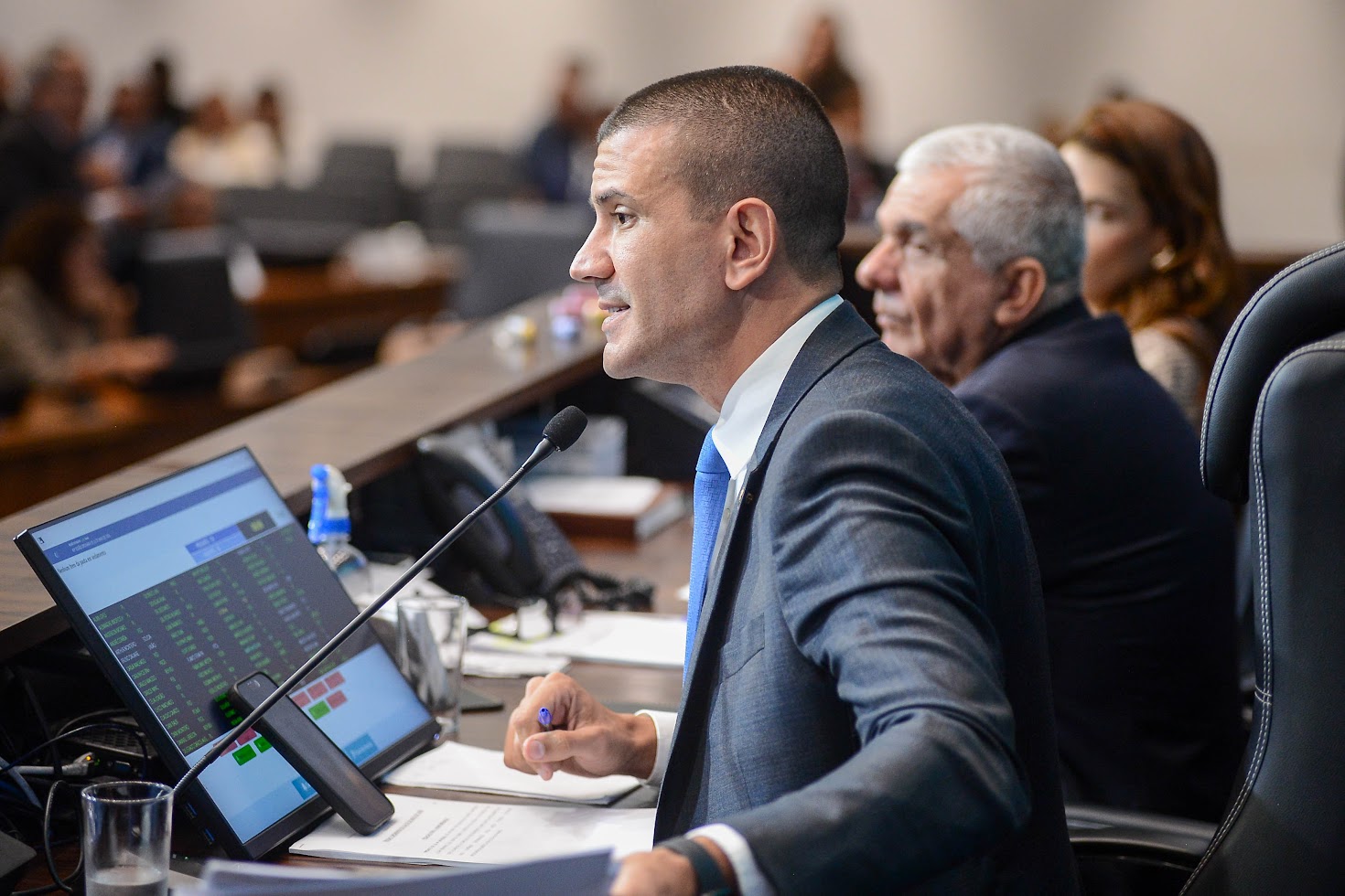 Douglas Ruas anuncia suspensão da tramitação da PEC das emendas parlamentares na Alerj