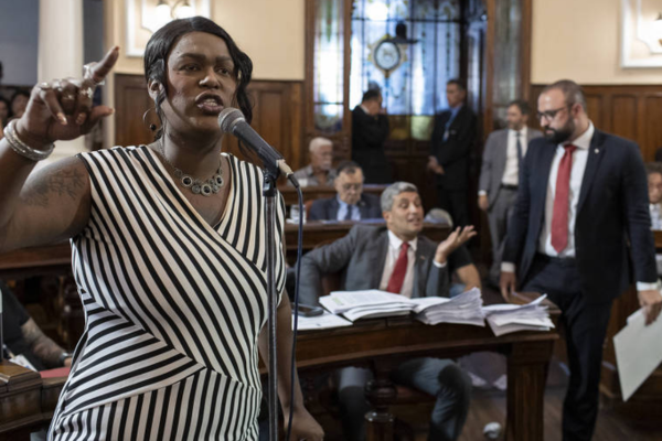 Vereadora é vaiada durante audiência sobre uso de banheiros por pessoas trans na Câmara de Niterói