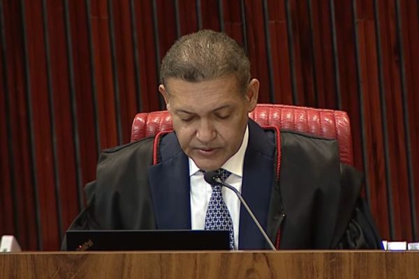 Ministro Nunes Marques tranca ação do Supremo Tribunal Federal contra mulher de conselheiro do TCE-RJ