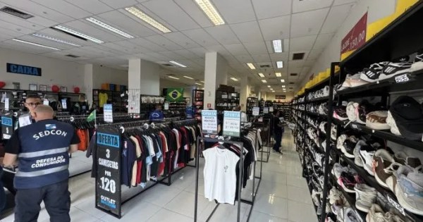 Procon-RJ apreende mais de dez toneladas de produtos falsificados em Caxias