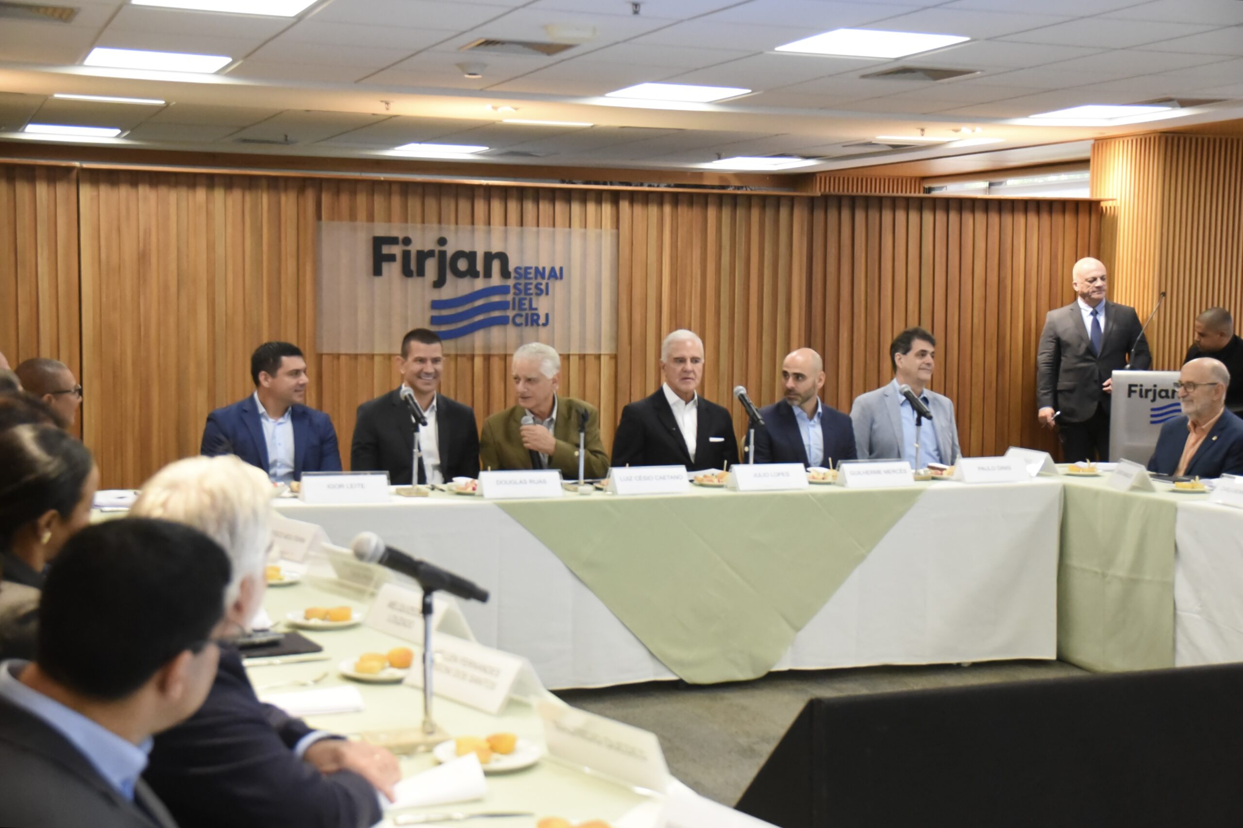 Douglas Ruas debate desafios da indústria automotiva na Firjan