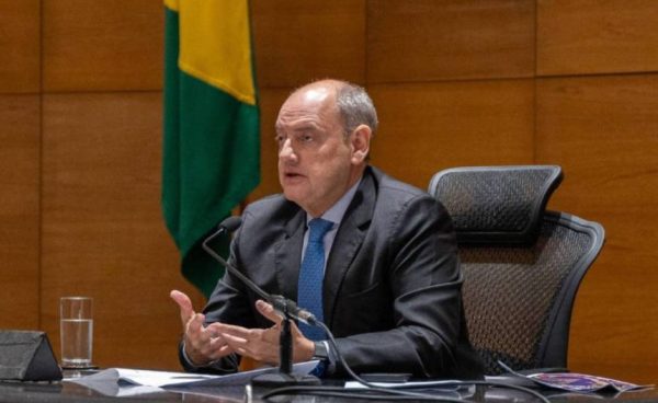 Navegando por águas calmas, Ricardo Couto começa o dia com vento a favor da embarcação e movimenta o Diário Oficial com duas nomeações e apenas uma exoneração
