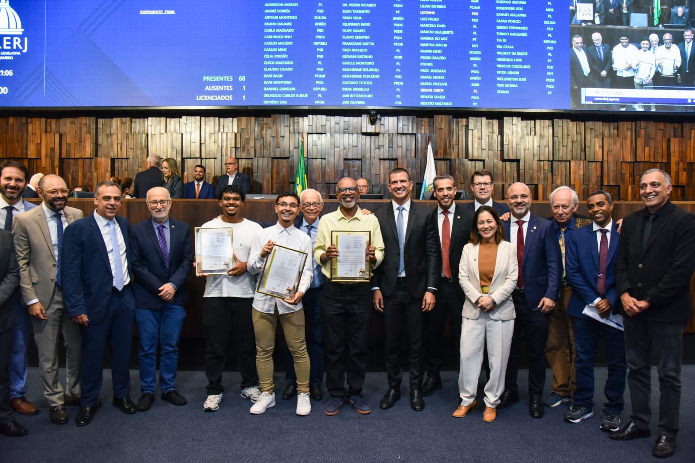 Anderson Moraes entrega moções de congratulações a alunos e professor da Faetec premiados internacionalmente