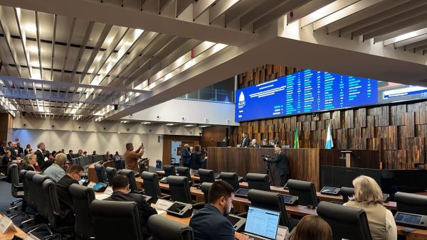 Rumo ao hexa? Minc reclama que apenas sete deputados compareceram à sessão da Alerj pós-jogo do Brasil
