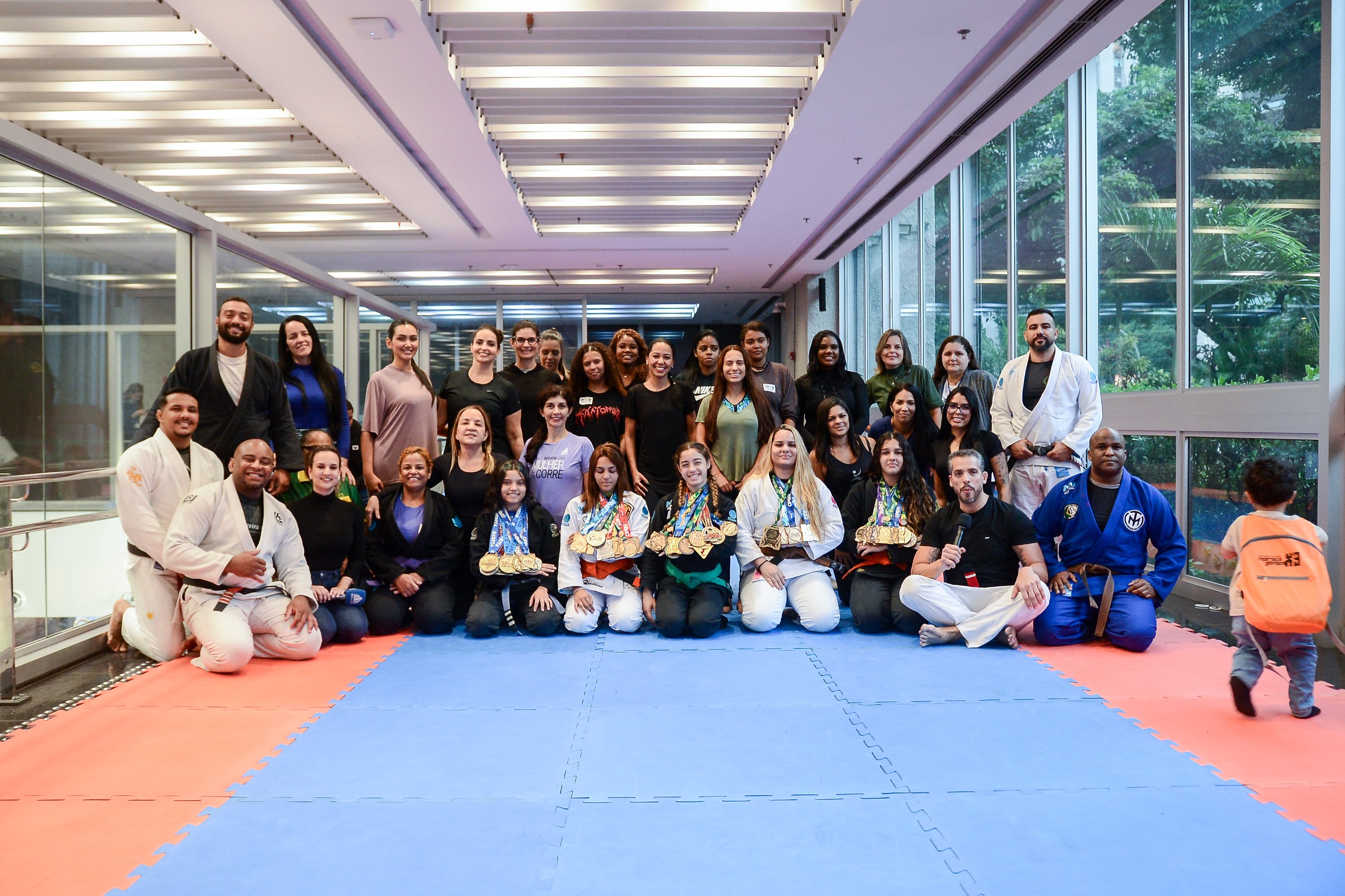 Aula de defesa pessoal reúne mulheres na Alerj e reforça ações de prevenção à violência