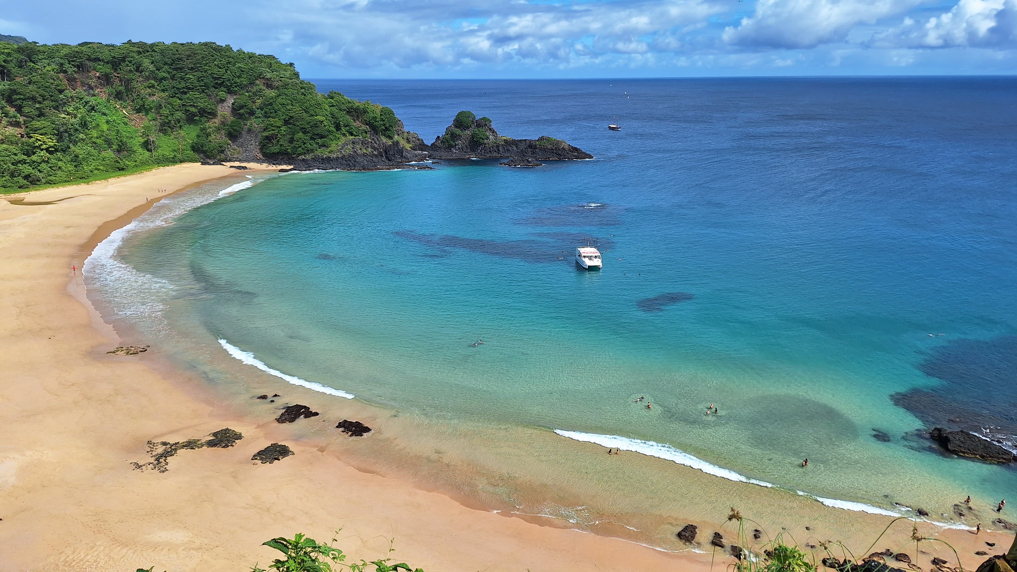 Baía do Sancho, em Fernando de Noronha, fica entre as 50 melhores praias do mundo