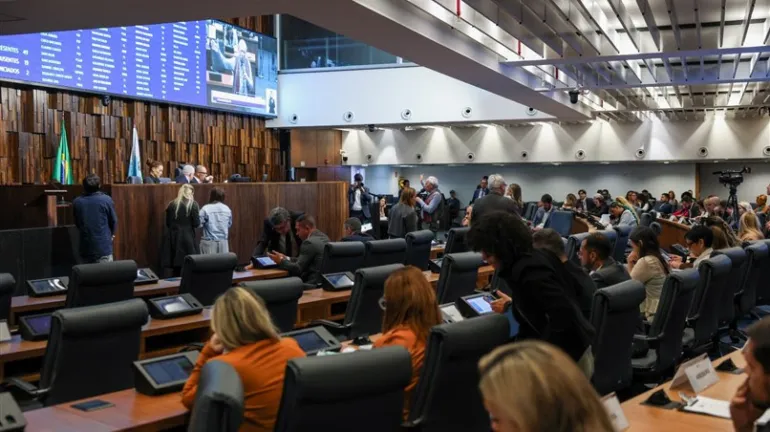 Alerj derruba vetos e aprova mudanças no transporte, nos direitos de servidores e em incentivos fiscais